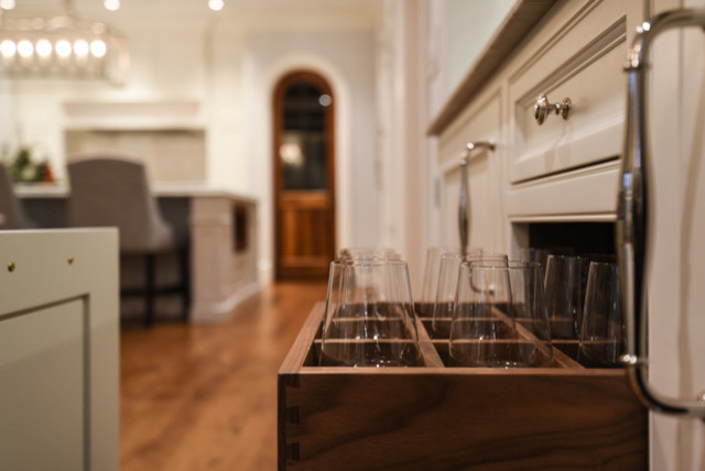 Transitional home design photo in Chicago