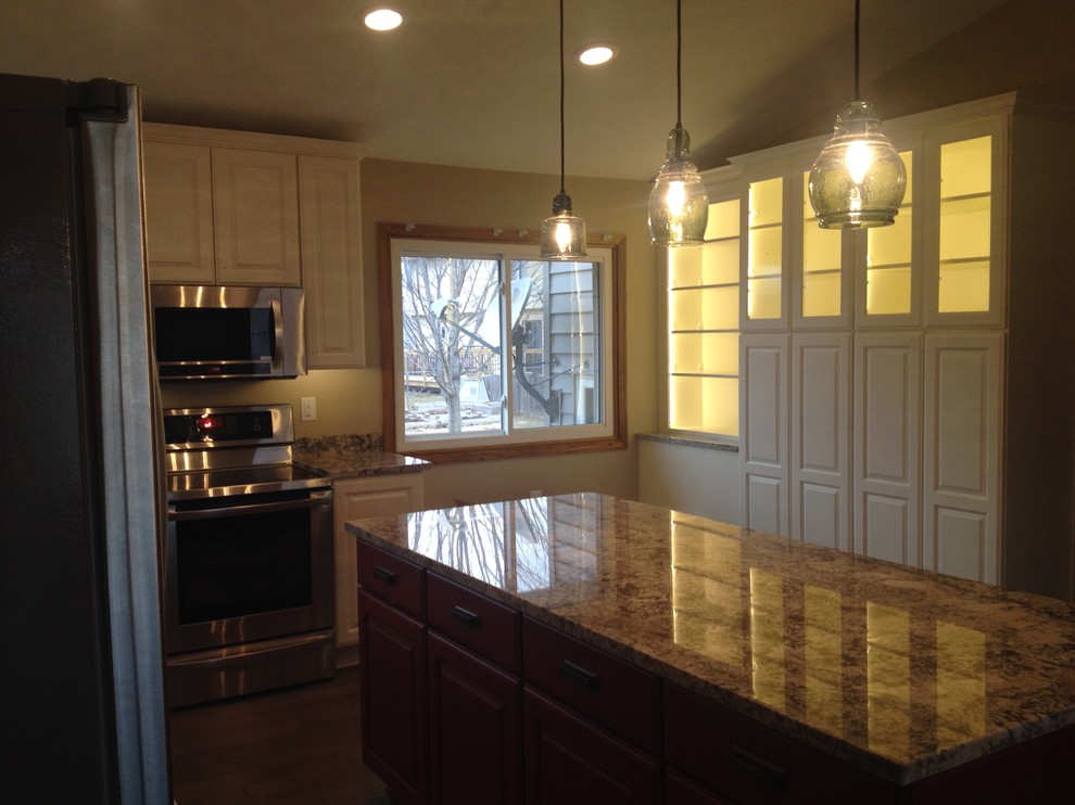 Example of a mid-sized transitional kitchen design