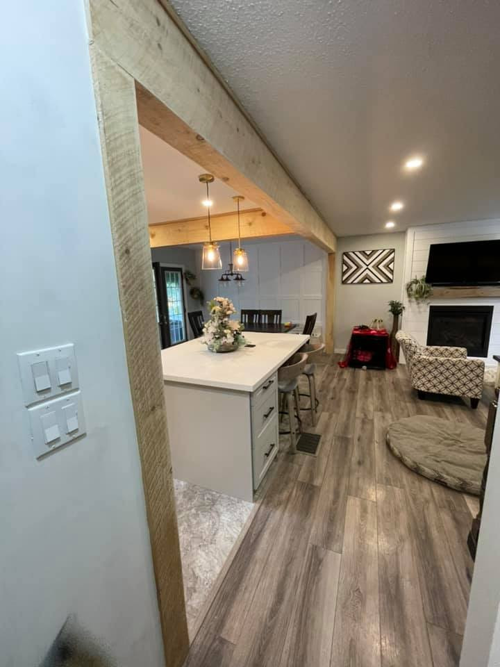 Mountain style home design photo in Toronto