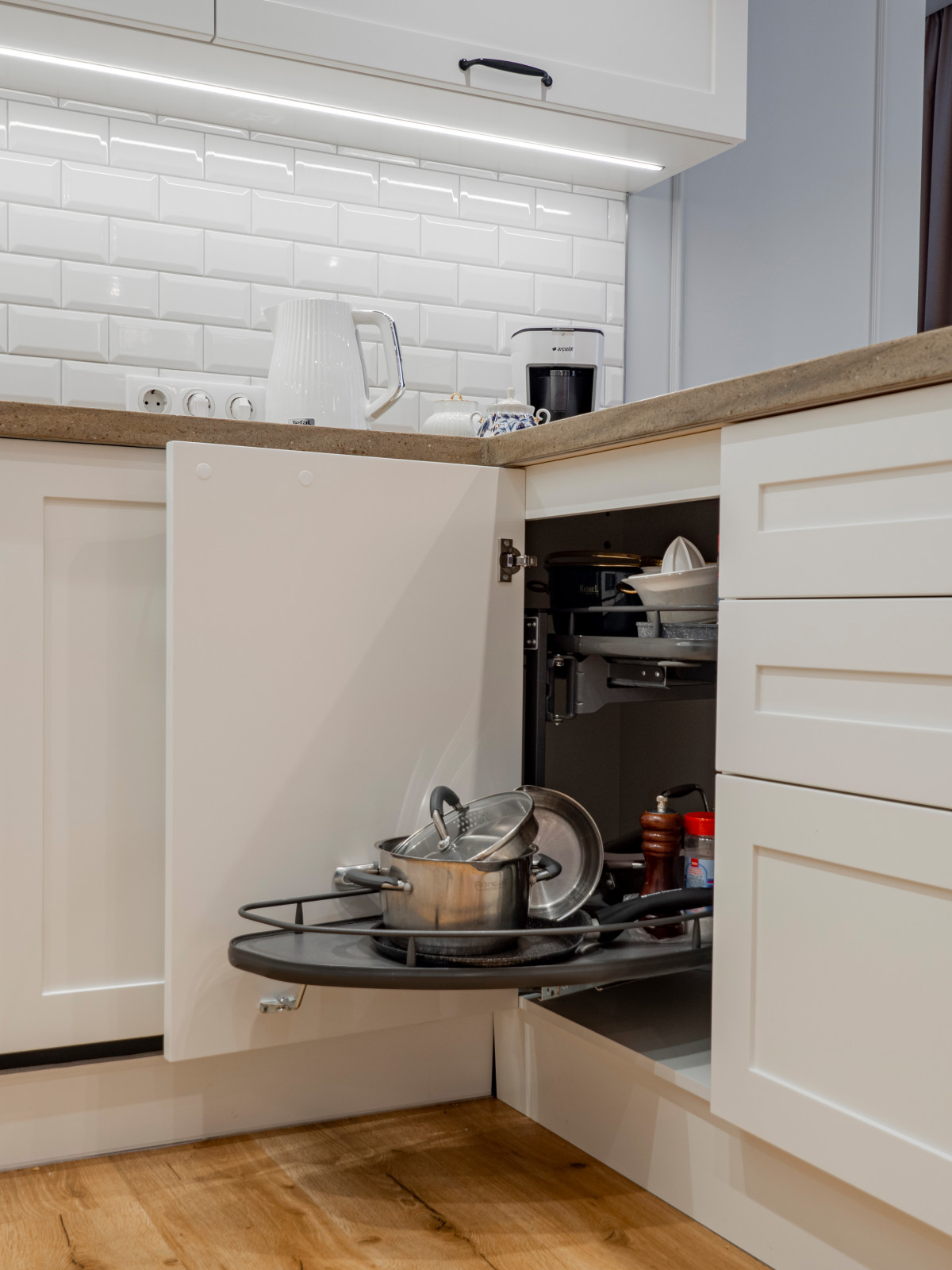 Стильная неоклассическая кухне в белом цвете