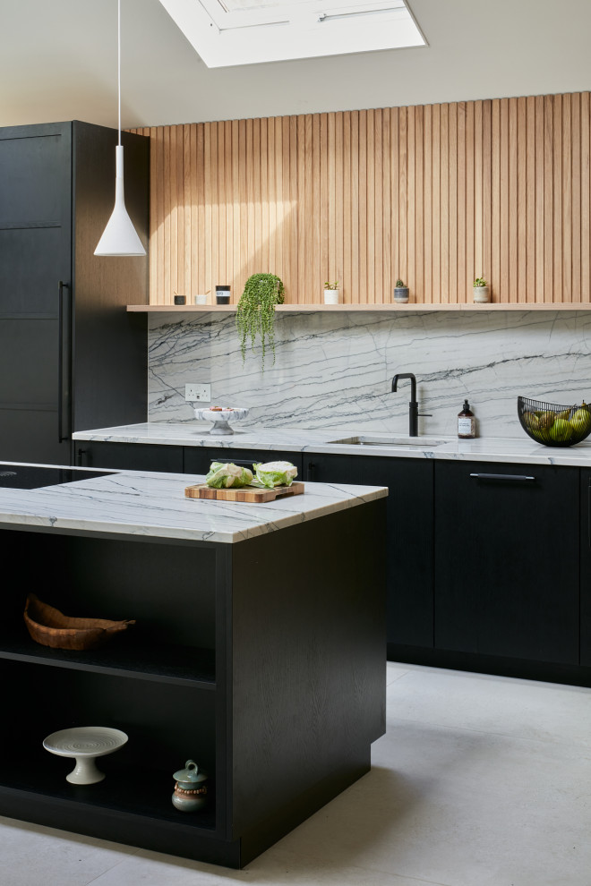 Foto di una grande cucina scandinava con lavello da incasso, ante lisce, ante nere, top in quarzite, paraspruzzi multicolore, elettrodomestici neri e top multicolore