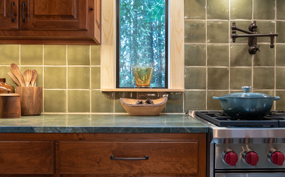 シアトルにあるラスティックスタイルのおしゃれなキッチン (パネルと同色の調理設備、淡色無垢フローリング、ベージュの床、表し梁) の写真