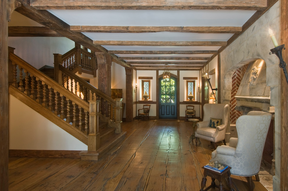 Geräumiges Klassisches Foyer mit weißer Wandfarbe, hellem Holzboden, Einzeltür und blauer Haustür in Houston