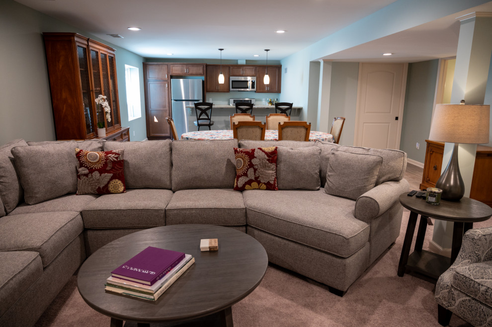 На фото: открытая гостиная комната среднего размера в классическом стиле с ковровым покрытием, телевизором на стене и розовым полом