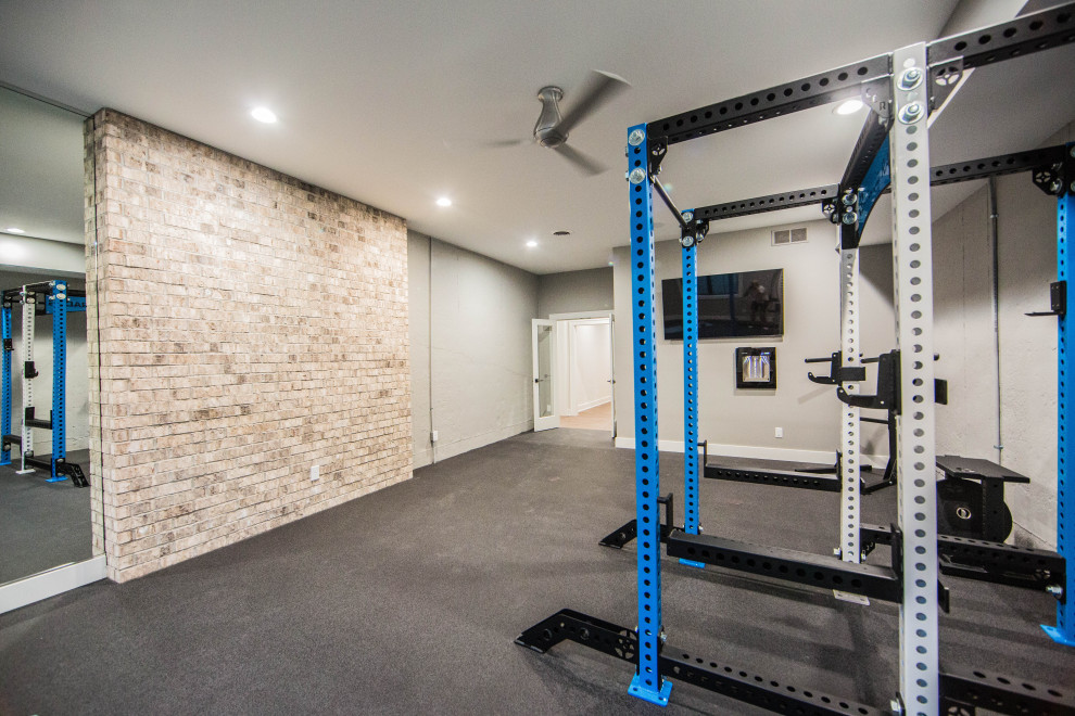 Multifunktionaler, Geräumiger Moderner Fitnessraum mit beiger Wandfarbe, Vinylboden und schwarzem Boden in Indianapolis