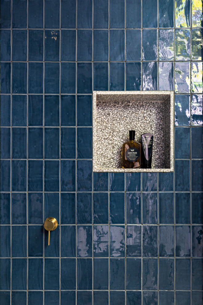 Пример оригинального дизайна: маленькая главная ванная комната в современном стиле с открытыми фасадами, светлыми деревянными фасадами, отдельно стоящей ванной, открытым душем, синей плиткой, керамической плиткой, синими стенами, полом из терраццо, столешницей из искусственного кварца, серым полом, открытым душем, белой столешницей, тумбой под одну раковину и подвесной тумбой для на участке и в саду