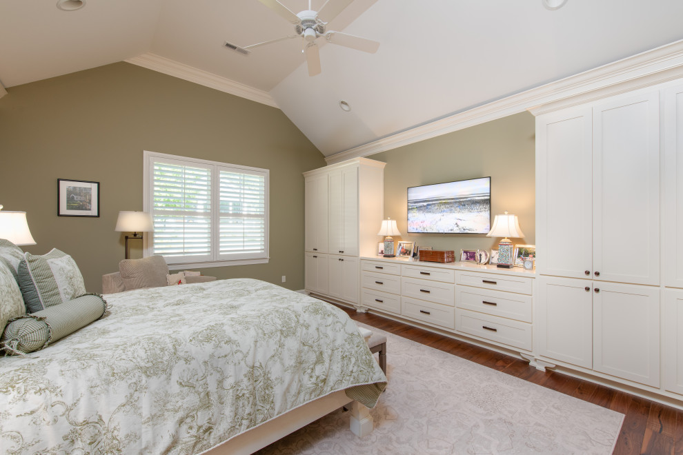 Стильный дизайн: большая хозяйская спальня в стиле фьюжн с зелеными стенами, темным паркетным полом, коричневым полом и сводчатым потолком - последний тренд