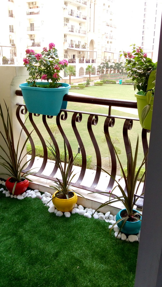 This is an example of a modern terrace & balcony in Delhi.