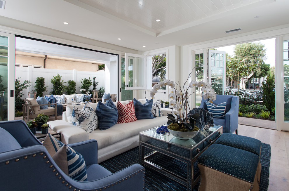 This is an example of a transitional family room in Orange County.