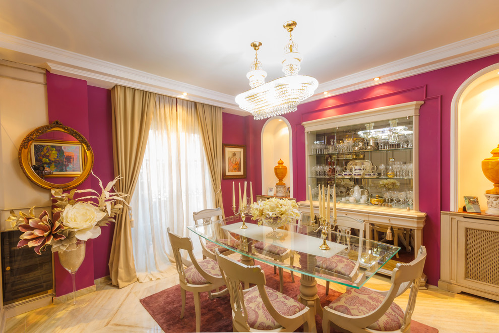 Modelo de comedor tradicional renovado de tamaño medio cerrado con paredes púrpuras y suelo de madera clara