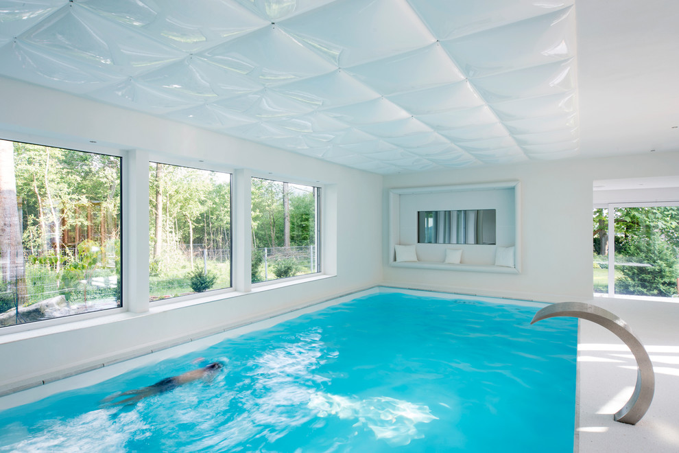 Moderner Pool in rechteckiger Form mit Betonboden in Nürnberg