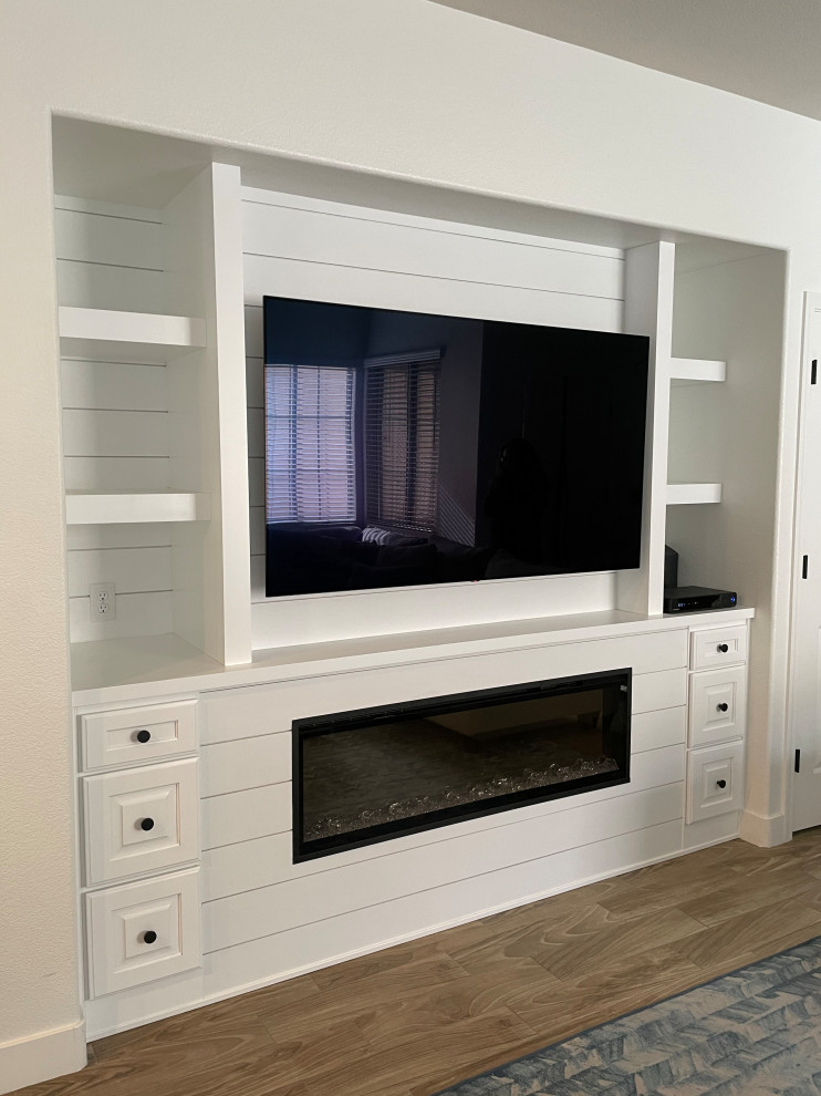 Cette photo montre une salle de séjour chic de taille moyenne et ouverte avec un mur blanc, un sol en carrelage de porcelaine, une cheminée ribbon, un manteau de cheminée en lambris de bois, un téléviseur encastré, un sol beige et du lambris de bois.