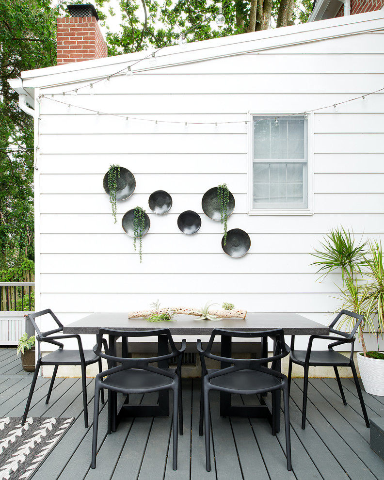 Inspiration för en mellanstor eklektisk terrass på baksidan av huset, med räcke i metall