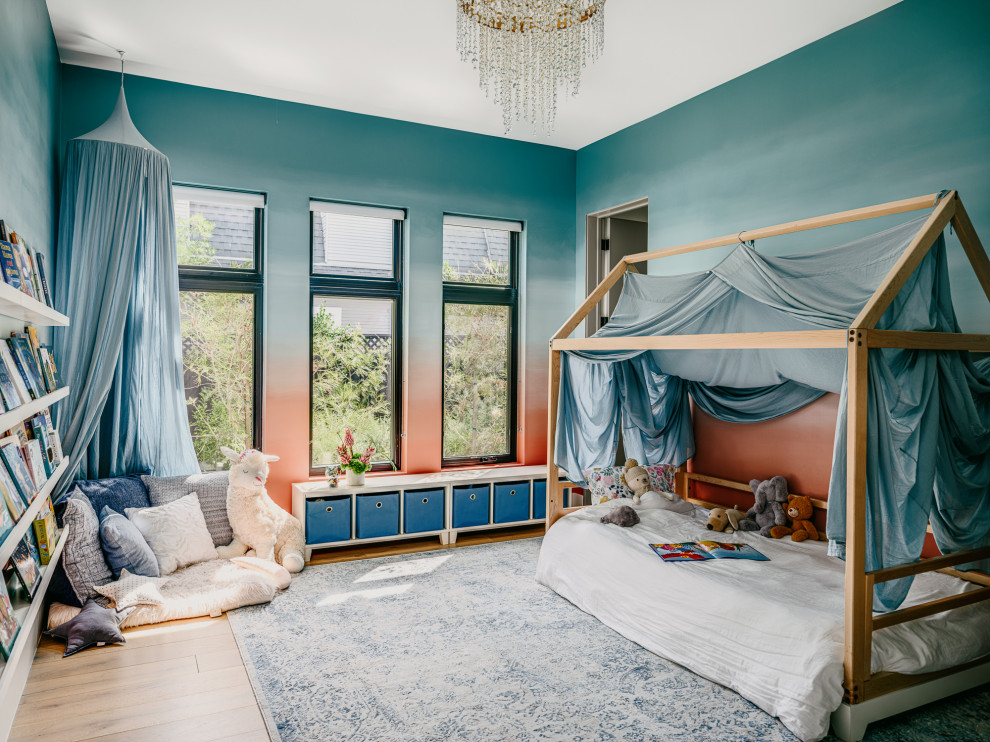 Inspiration för stora moderna flickrum kombinerat med sovrum, med flerfärgade väggar, ljust trägolv och beiget golv