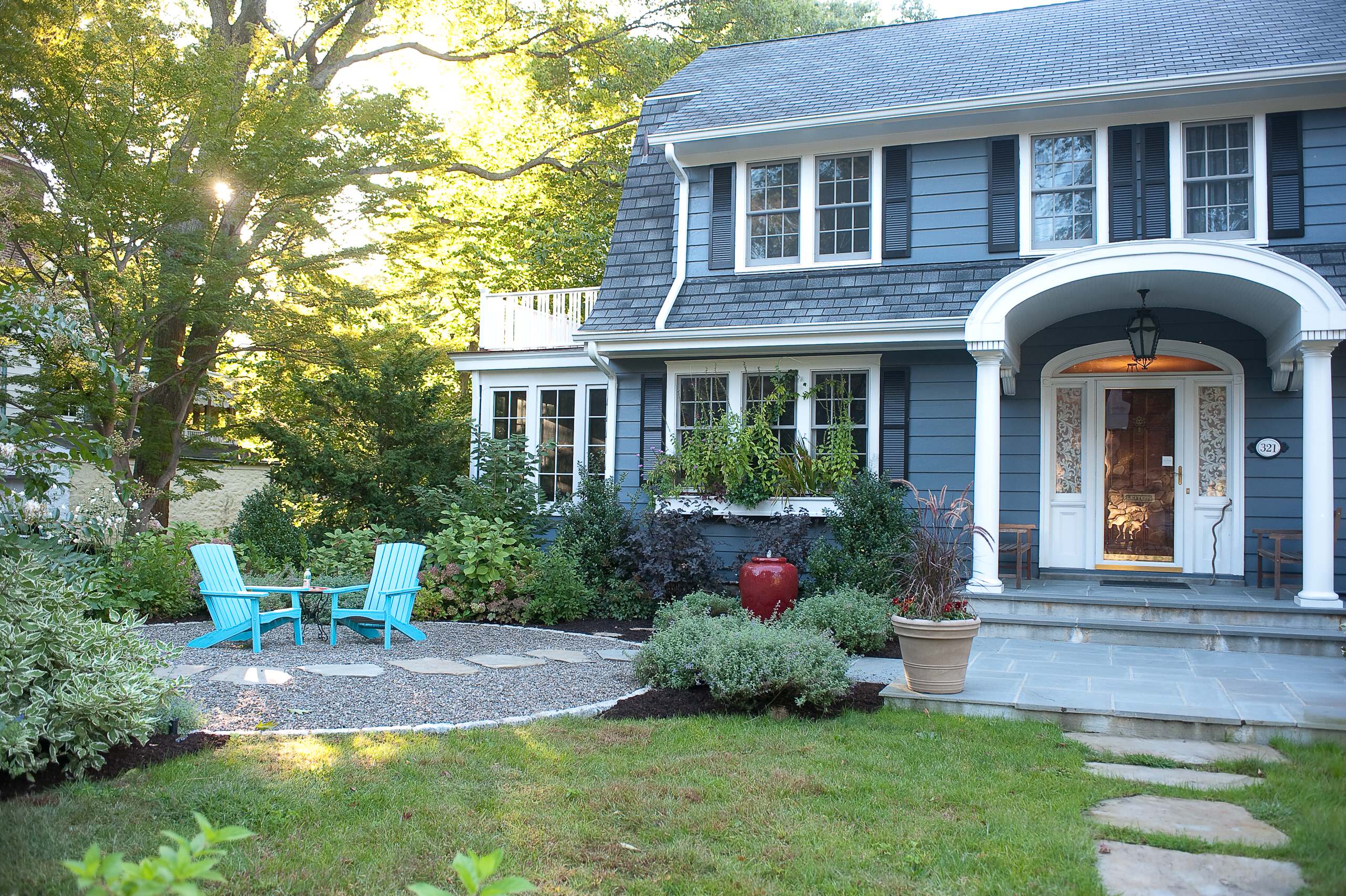 10 Friendly Front-Yard Seating Ideas, image size:2560x1704