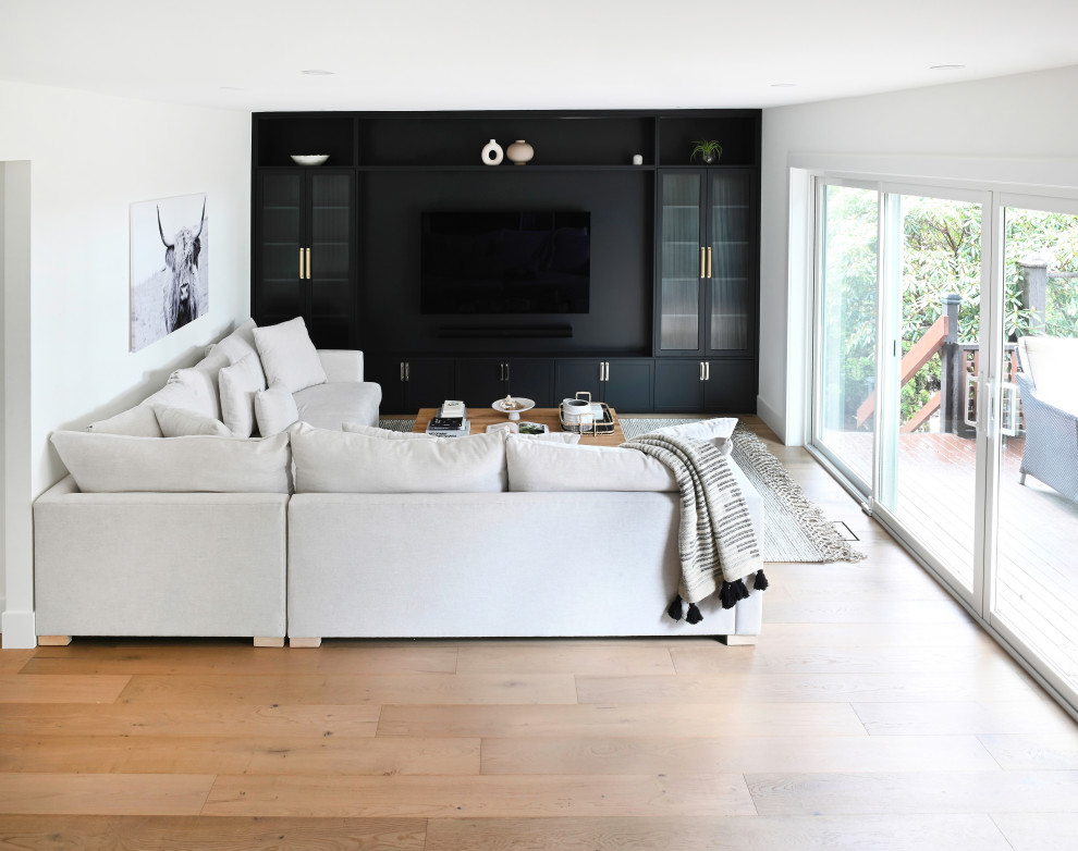 Modelo de sala de estar con barra de bar cerrada clásica renovada de tamaño medio con paredes blancas, pared multimedia y suelo de madera en tonos medios