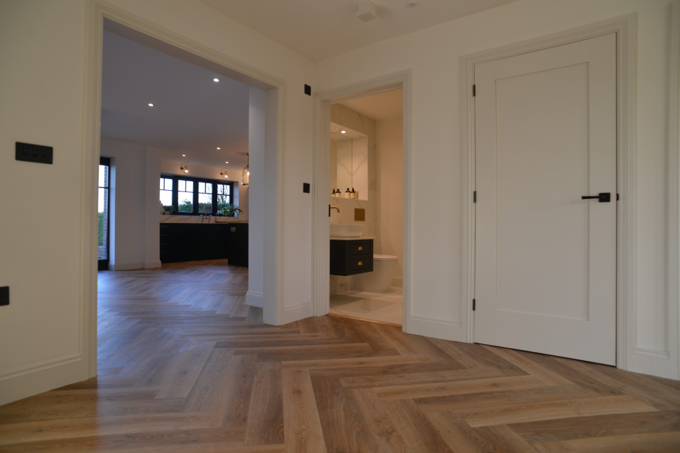 Источник вдохновения для домашнего уюта: большой коридор в современном стиле с белыми стенами
