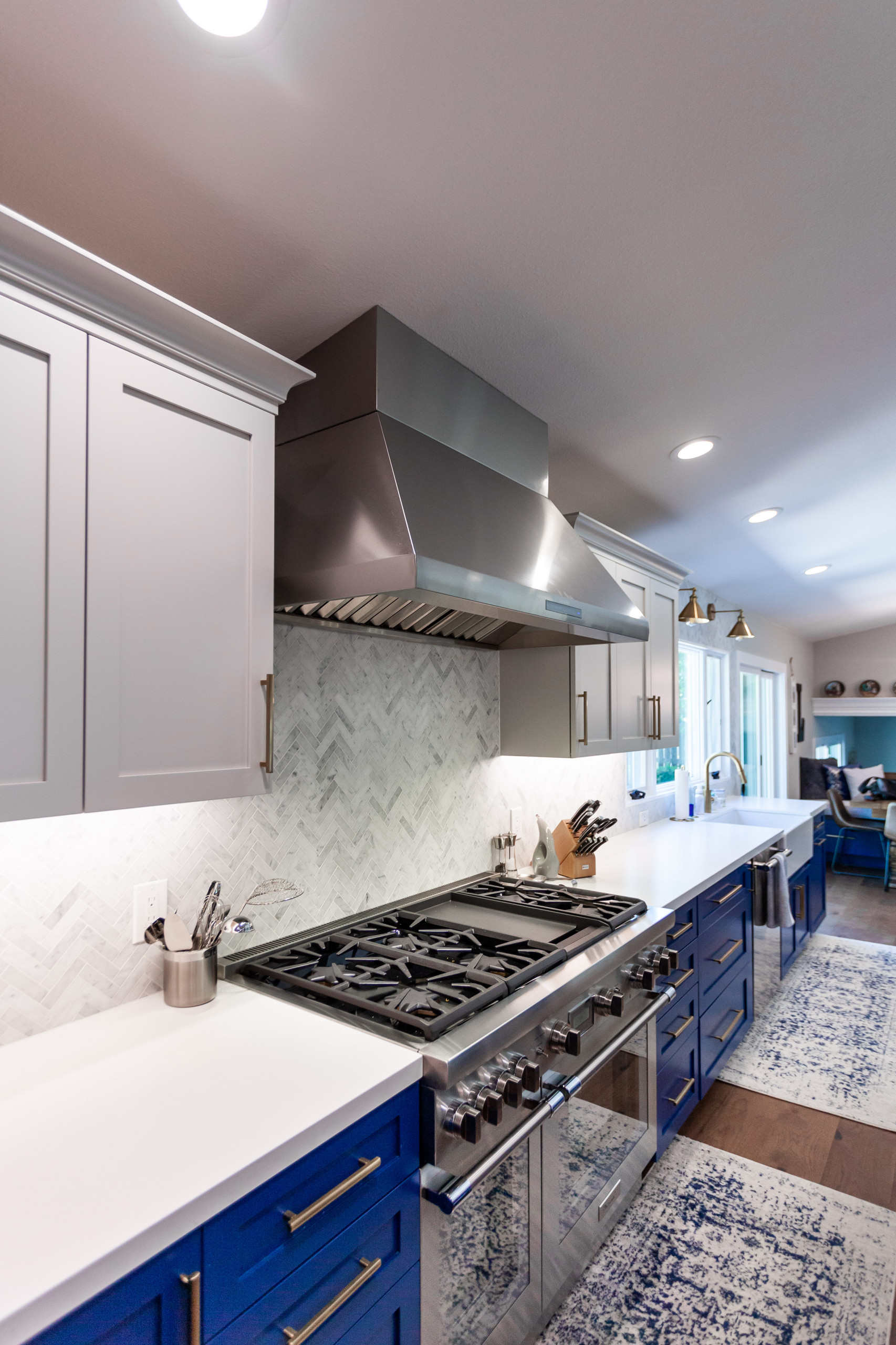Stunning Kitchen w Blue Island