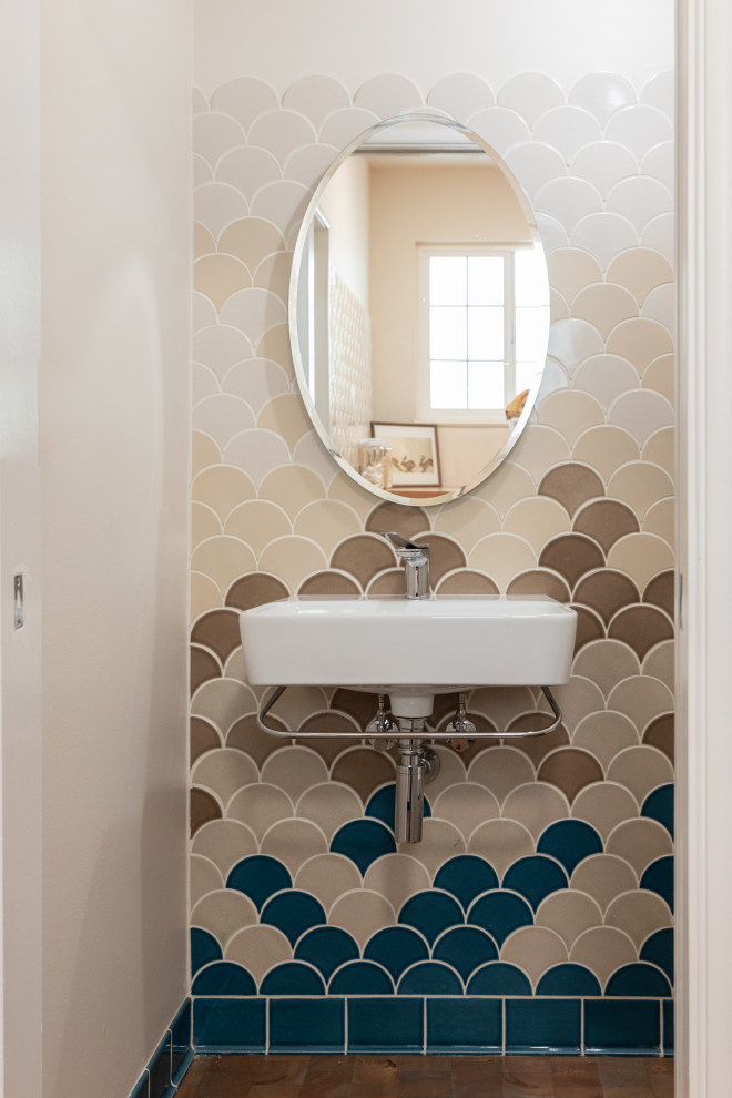 Immagine di una stanza da bagno con doccia stile marino con piastrelle beige, piastrelle in ceramica, lavanderia e mobile bagno sospeso