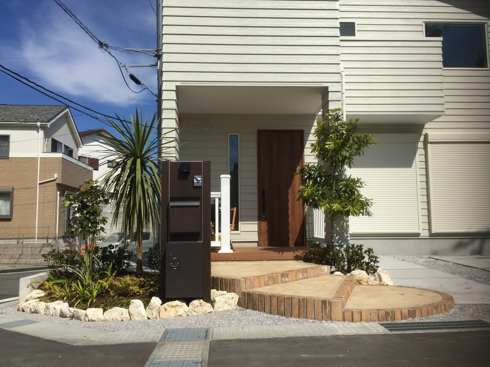 Inspiration for a medium sized beach style front driveway full sun garden for summer in Tokyo Suburbs with concrete paving and a metal fence.