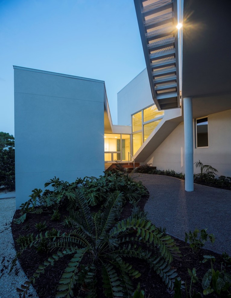 Inspiration for a modern courtyard patio in Tampa.