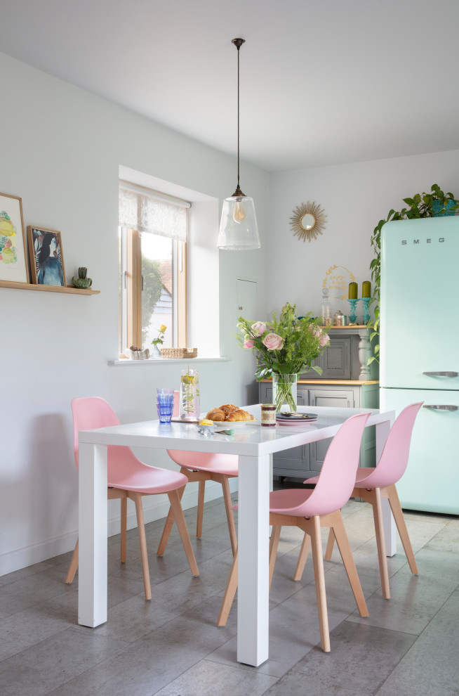Idéer för mellanstora skandinaviska kök med matplatser, med vita väggar och grått golv
