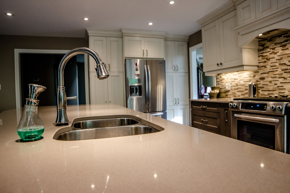 Kitchen - transitional kitchen idea in Toronto