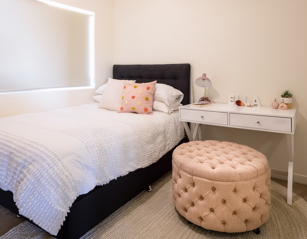 Bild på ett mellanstort funkis barnrum kombinerat med sovrum, med vita väggar och heltäckningsmatta
