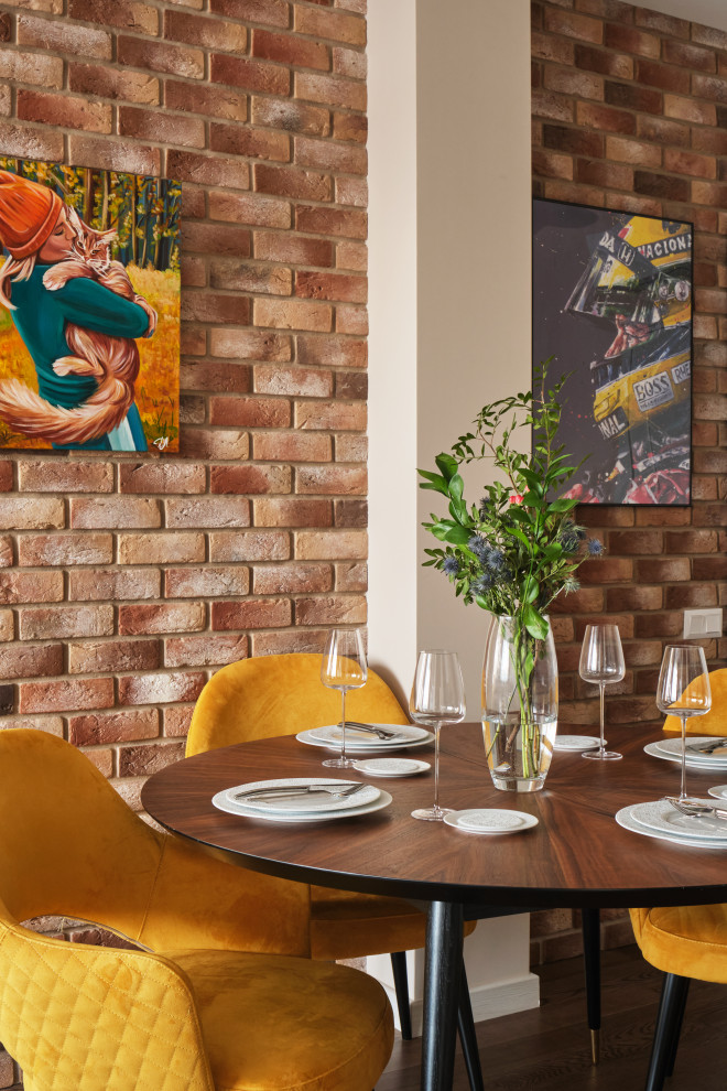 Inspiration pour une salle à manger ouverte sur le salon urbaine de taille moyenne avec un mur beige, parquet foncé, un sol marron et un mur en parement de brique.