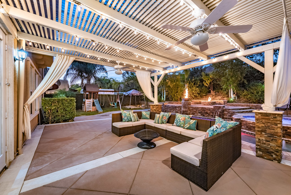 Inspiration for a contemporary patio in Los Angeles.