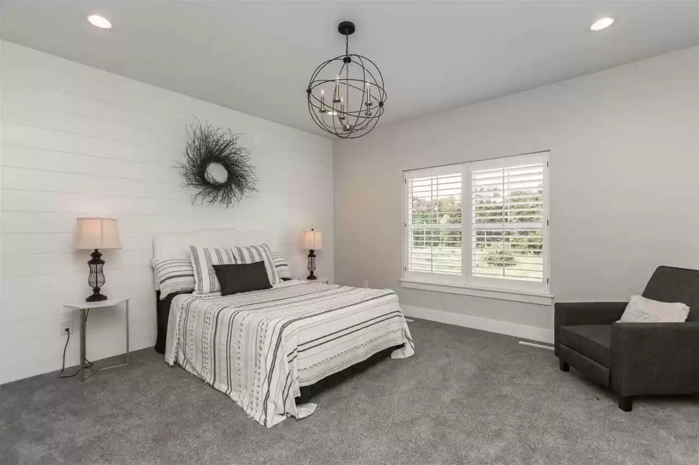 Immagine di una camera degli ospiti minimalista di medie dimensioni con pareti grigie, moquette e pavimento grigio