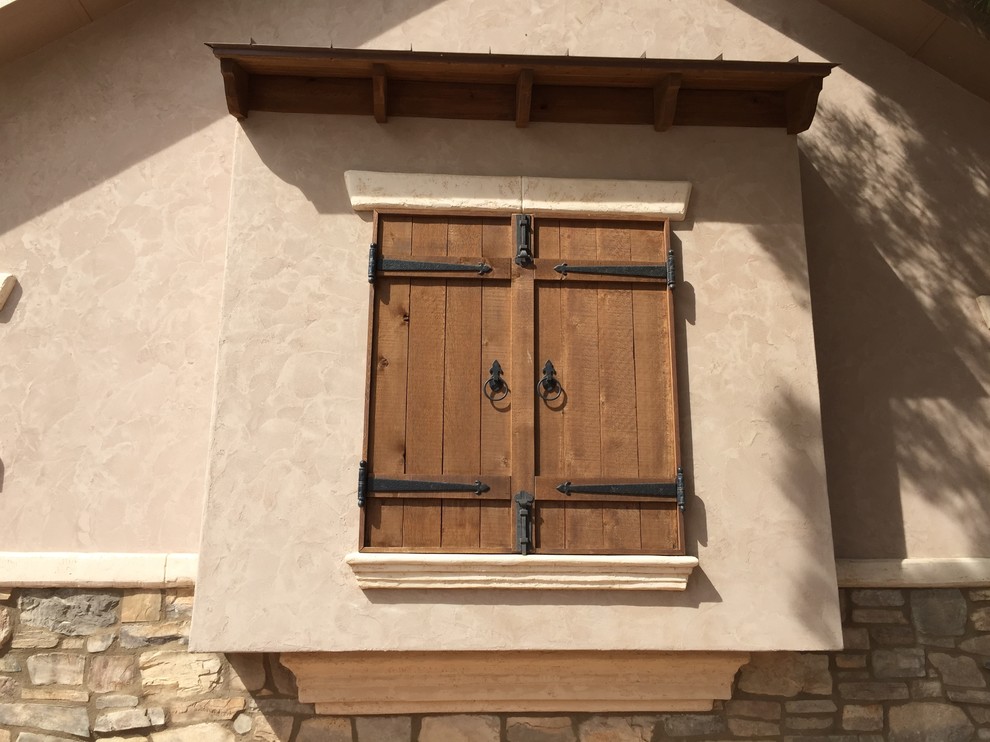 Example of a mid-sized mountain style one-story mixed siding beige home design design in Austin