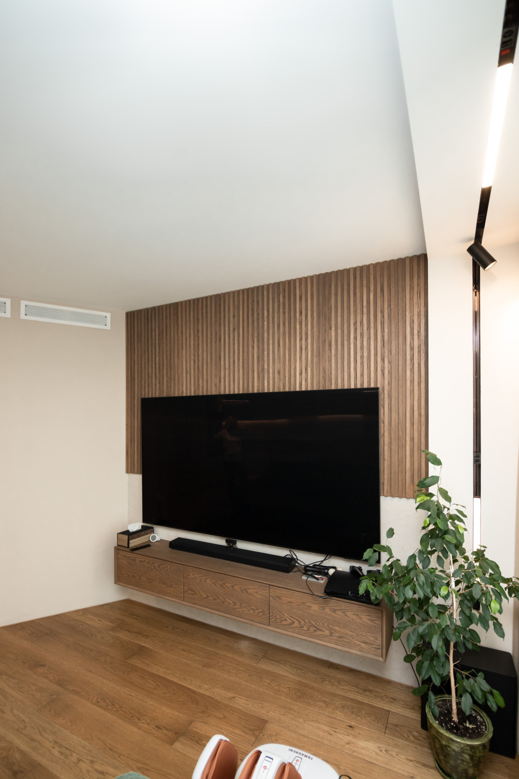 Современная кухня-гостиная с необычной барной стойкой и ТВ-зоной