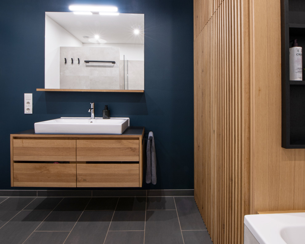 На фото: ванная комната среднего размера в скандинавском стиле с фасадами цвета дерева среднего тона, душевой кабиной, столешницей из ламината и тумбой под одну раковину с