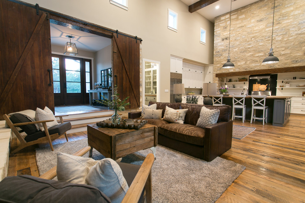 This is an example of a country family room in Austin.
