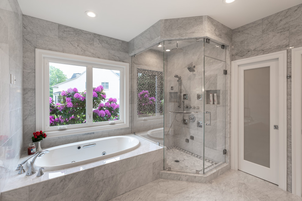 Réalisation d'une grande salle de bain principale minimaliste avec une douche d'angle, un carrelage multicolore, un plan de toilette blanc, meuble double vasque et meuble-lavabo suspendu.