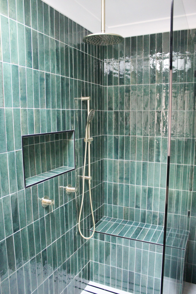 Пример оригинального дизайна: маленькая главная ванная комната в стиле модернизм с плоскими фасадами, светлыми деревянными фасадами, открытым душем, унитазом-моноблоком, зеленой плиткой, удлиненной плиткой, серыми стенами, полом из керамогранита, настольной раковиной, столешницей из дерева, белым полом, открытым душем, бежевой столешницей, сиденьем для душа, тумбой под одну раковину и подвесной тумбой для на участке и в саду