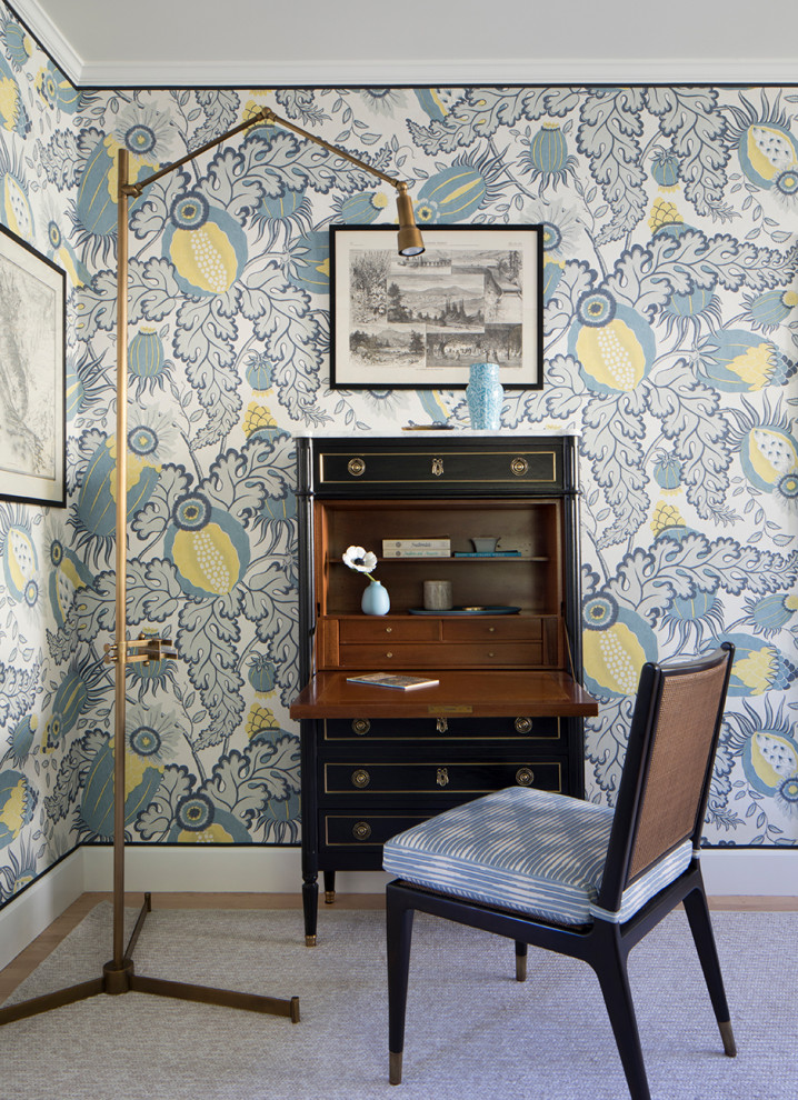 Foto på ett stort vintage arbetsrum, med flerfärgade väggar, ljust trägolv, ett fristående skrivbord och beiget golv