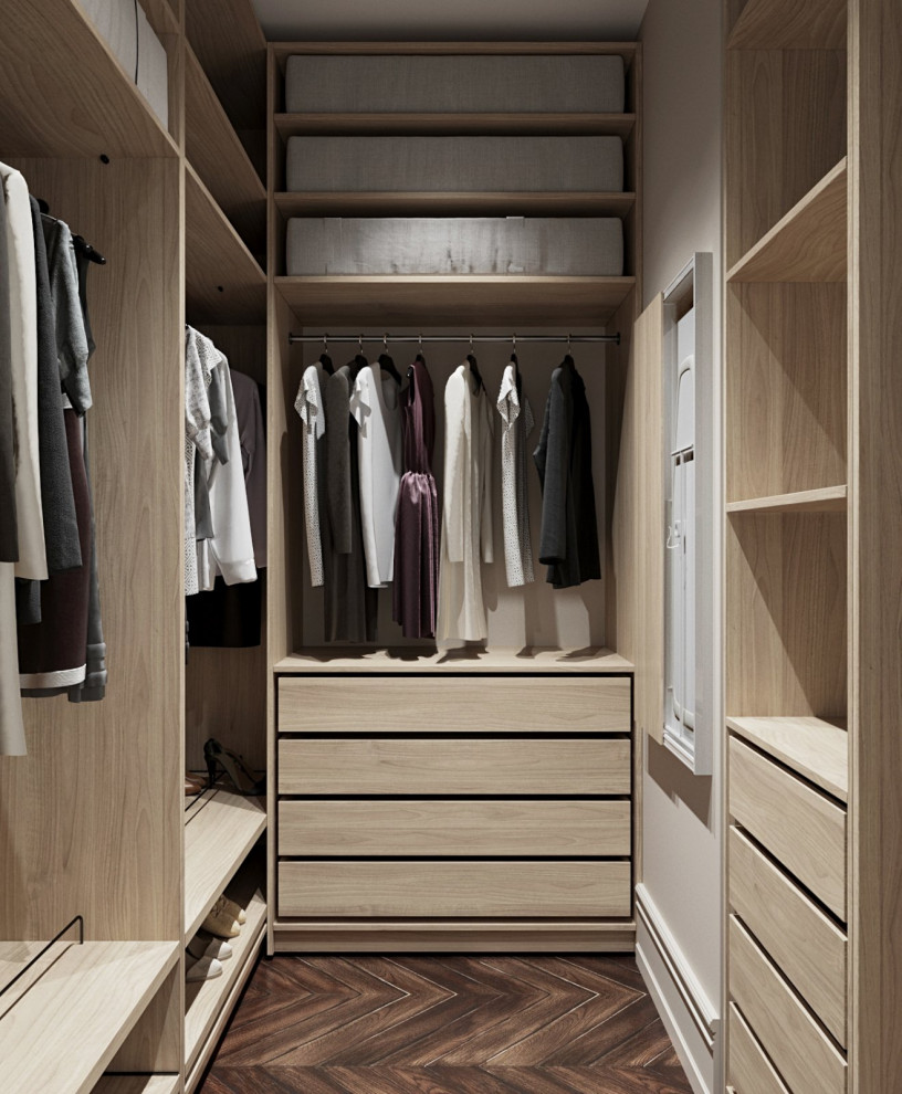 Imagen de armario vestidor de mujer contemporáneo de tamaño medio con armarios abiertos, puertas de armario de madera clara, suelo de madera oscura, suelo marrón y todos los diseños de techos