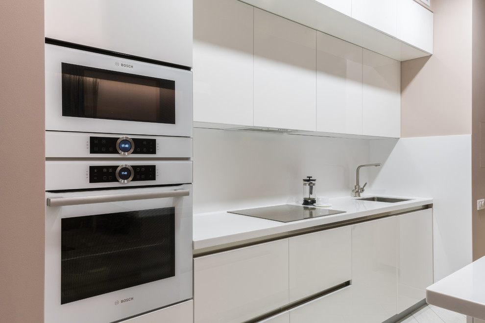 Прямая кухня с островом в современном стиле