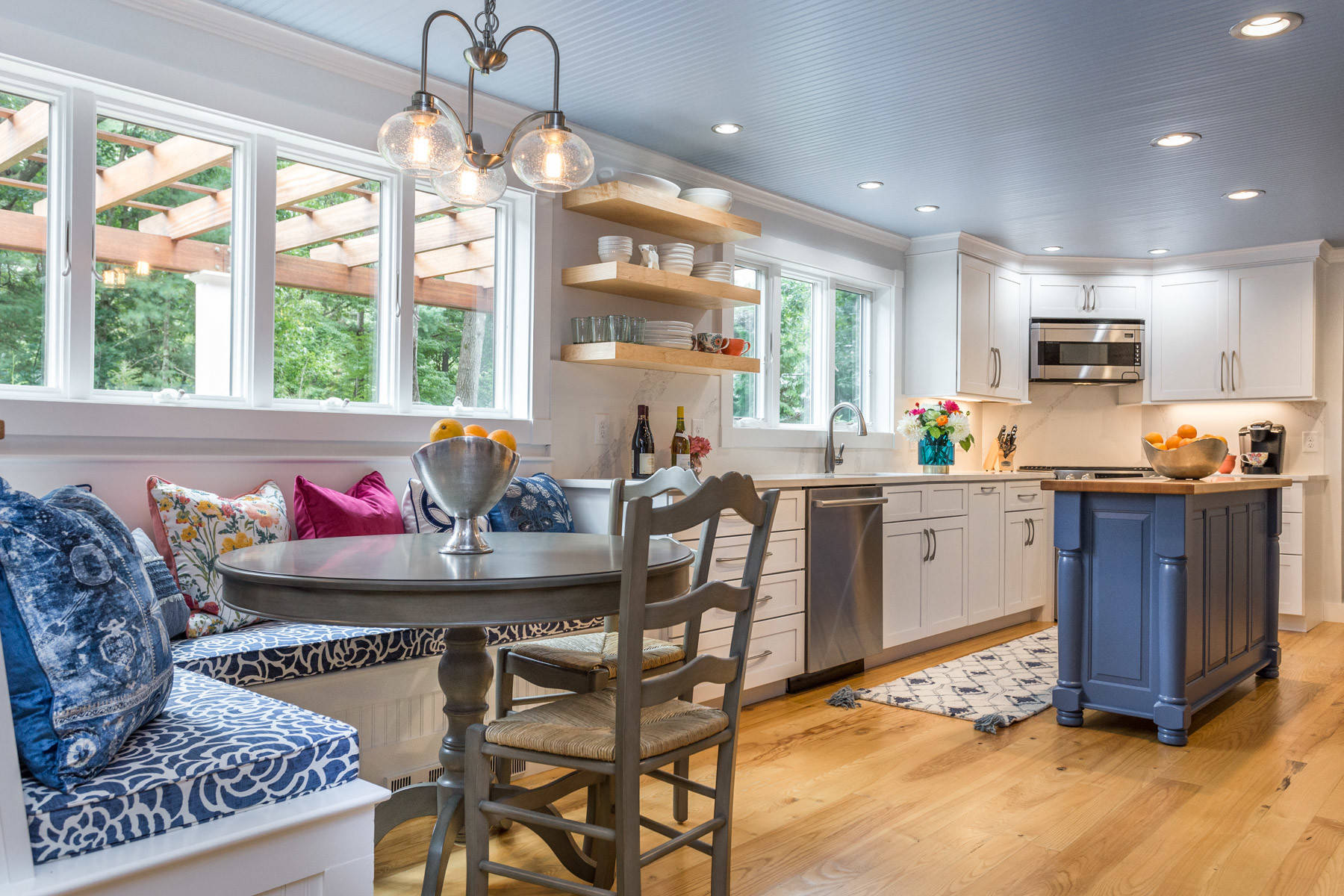 Contemporary Country - Kitchen and breakfast nook