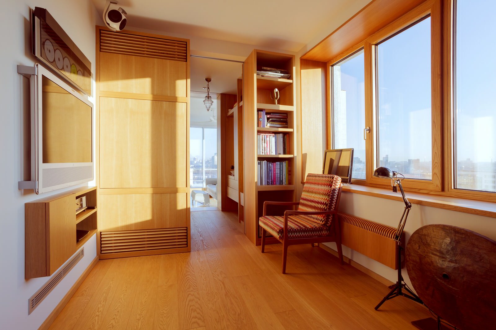 Светлая квартира-галерея с мебелью в духе 60-х