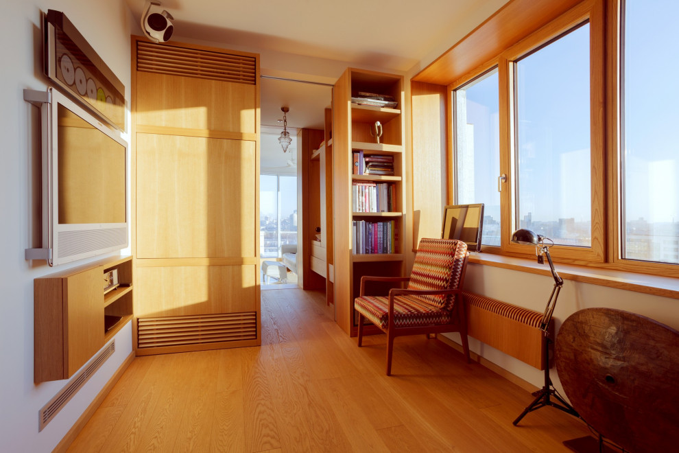 Светлая квартира-галерея с мебелью в духе 60-х