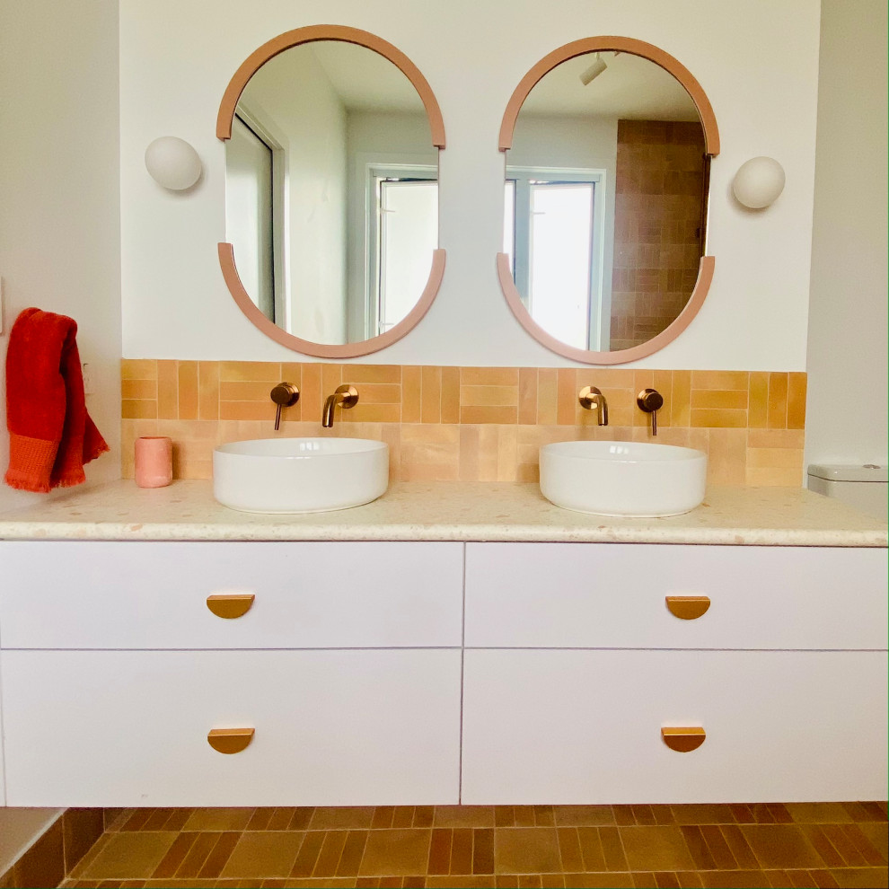 Inspiration for a mediterranean bathroom in Brisbane.