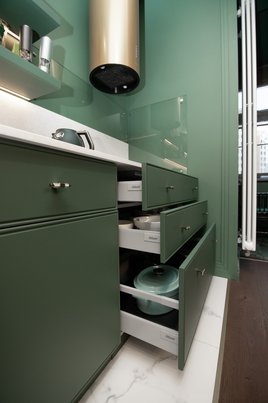 Стильная неоклассическая кухня в темно-изумрудном цвете