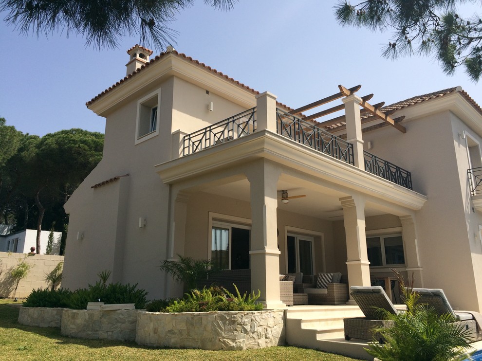 Diseño de terraza in patio delantero With adoquines de piedra natural and pérgola