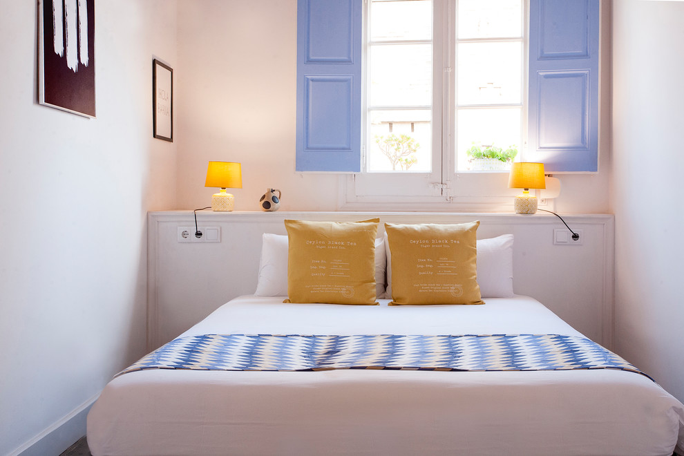 バルセロナにある中くらいな地中海スタイルのおしゃれな主寝室 (白い壁、セラミックタイルの床) のインテリア
