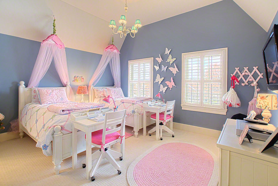Design ideas for a large traditional kids' bedroom for kids 4-10 years old and girls in Chicago with carpet and blue walls.