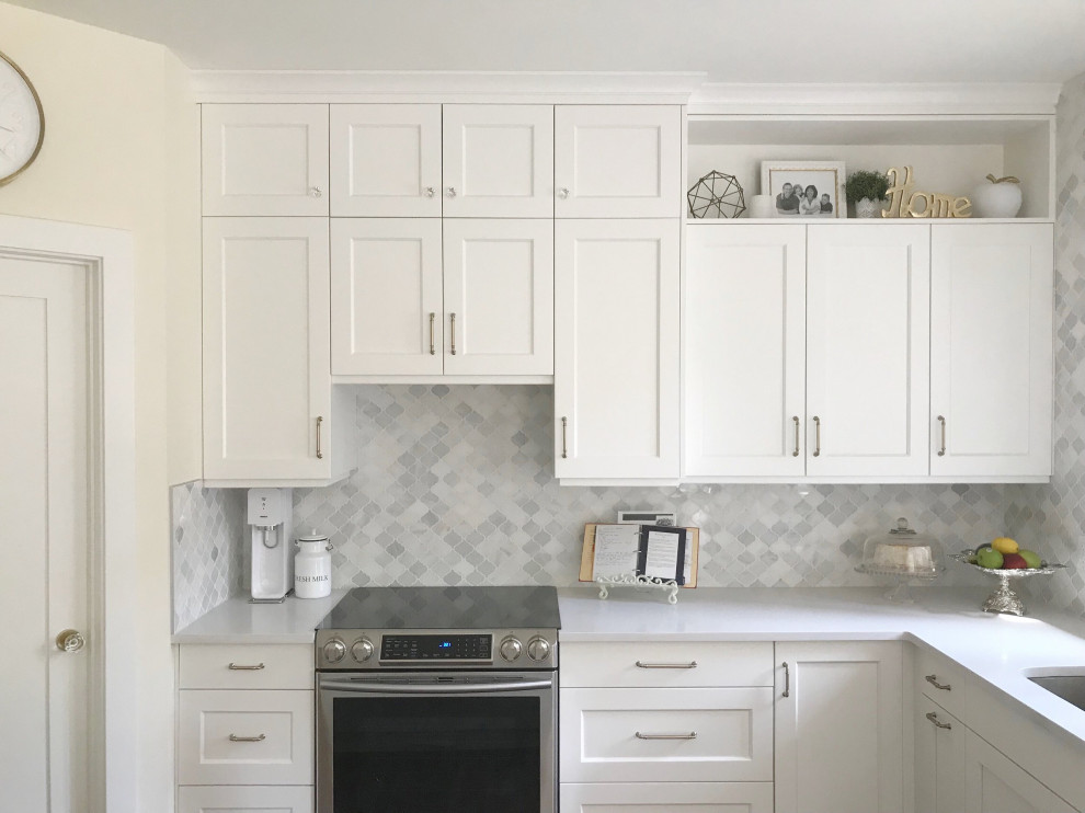 Inspiration for a large u-shaped eat-in kitchen in Calgary with a double-bowl sink, shaker cabinets, white cabinets, quartz benchtops, grey splashback, marble splashback, stainless steel appliances, medium hardwood floors, with island, brown floor and white benchtop.