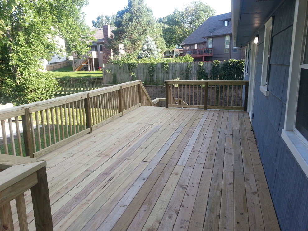 Inspiration for a large traditional backyard deck in Kansas City with no cover.